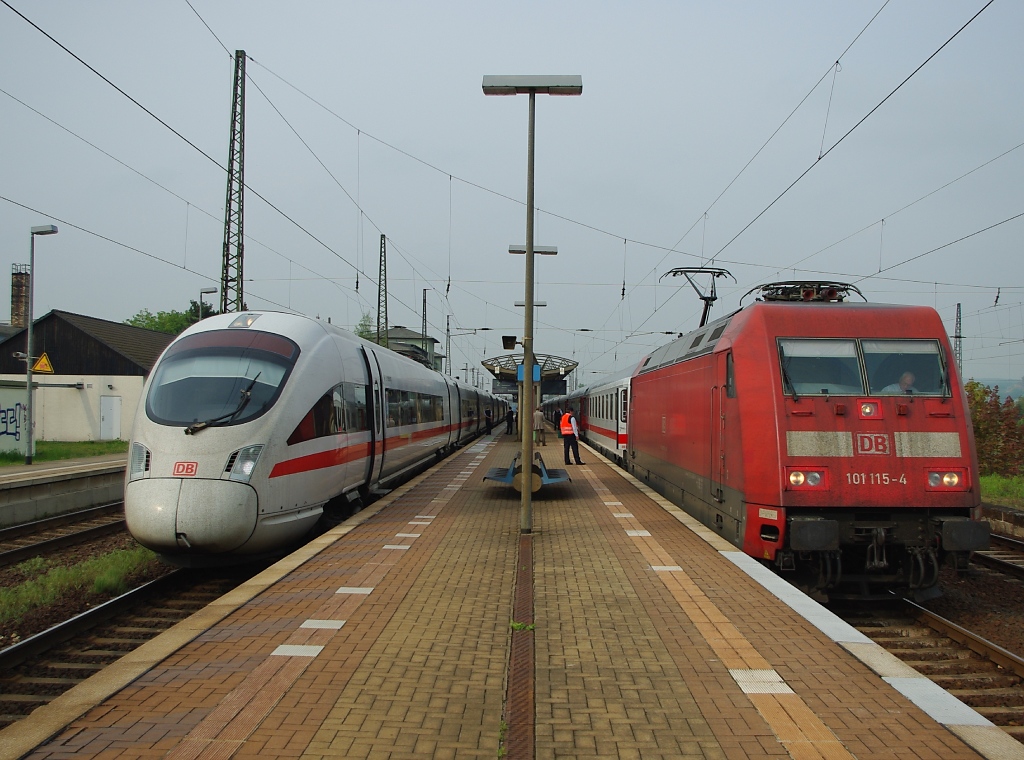 Ich will mehr Fernverkehr! :-) 101 115-4 teilt sich den Bahnsteig mit einem ICE-T in Naumburg Saale Hbf. Aufgenommen am 28.04.2011.