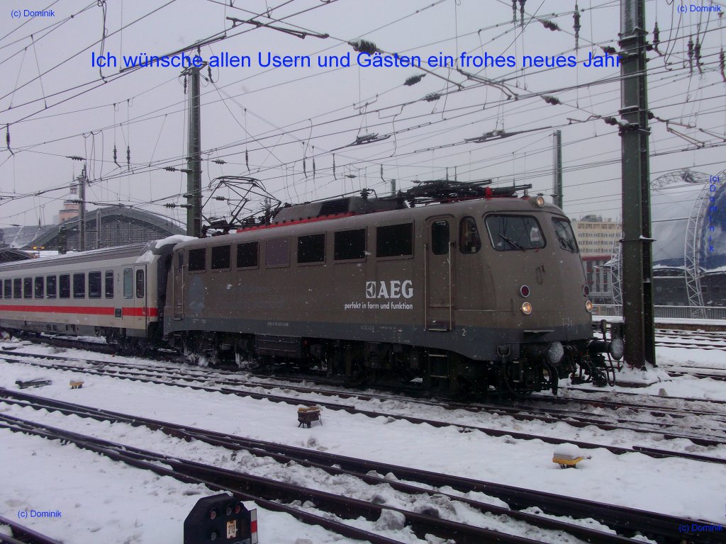 Ich wnsche allen ein frohes neues Jahr.
110 457 hat so eben den Klner Hauptbahnhof mit dem PBz 1976 verlassen.
