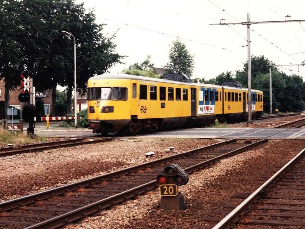 Ich wnsche allen Usern und Admins EINEN GUTEN RUTSCH INS NEUES JAHR!!Hier ist DEII 175 mit Regionalzug 7968 Almelo-Zwolle unterwegs bei Wierden am 6-7-1994. Bild und scan: Date Jan de Vries.