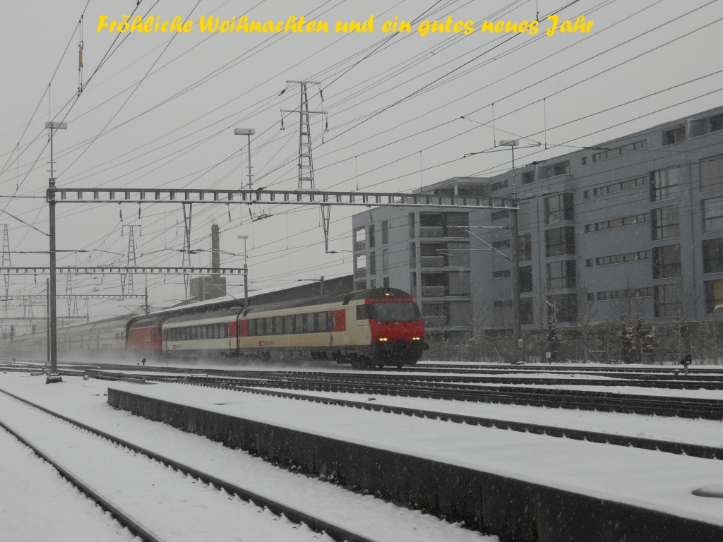Ich wnsche euch allen frhliche Festtage und auf viele Gute erfolgreiche Fotos im 2011. Dazu fand ich das Bild mit dem Bt 50 85 28-94 975-5 (und die Re 460 103-5 ''Heitersberg'') am 24.12.2010 im verschneiten Oberwinterthur passend.