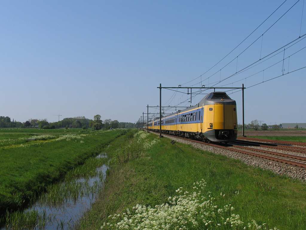 ICM 4032 und 4218 mit IC 562 Groningen-Den Haag CS bei Haren am 8-5-2008. 