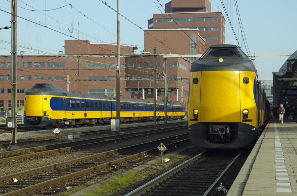 ICMm-Triebwagen, links abgestellt, rechts im IC-Zug nach Schiphol. Bhf. Amersfoort, 12.11.2011.