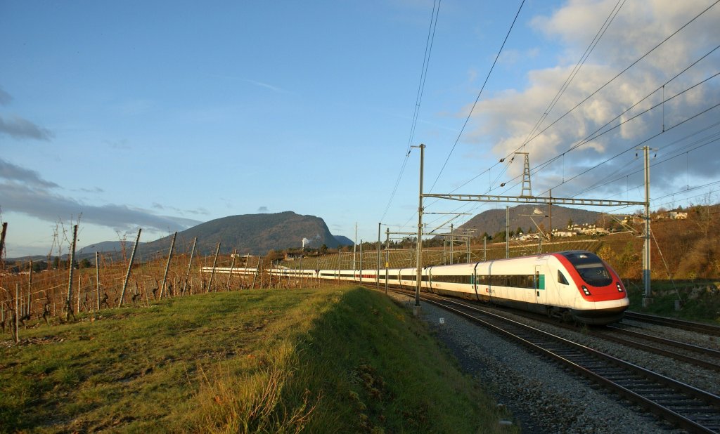 ICN 1517 von Lauanne nach St.Gallen bei Auvernier in den Neuenburger Rebbergen am 28. November 2009