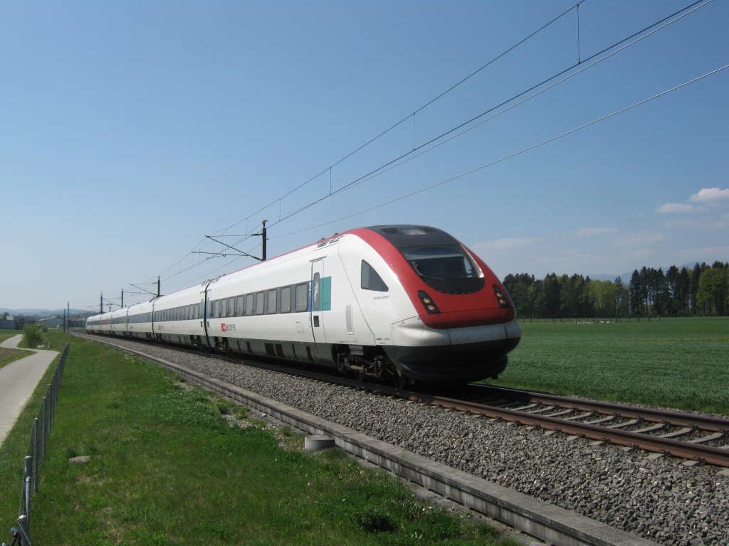 ICN 527 zwischen Etziken und Bolken auf der ABS (= Ausbaustrecke (Inkwil-Solothurn)), 17.04.2011.