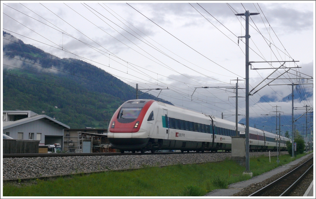 ICN 561 bei zizers auf dem Weg nach Chur. (04.05.2010)