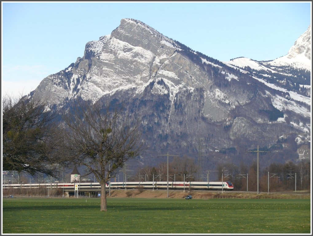 ICN 570  von Chur nach Basel SBB �berquert den Rhein beim Heidiland zwischen Maienfeld und Bad Ragaz. Im Hintergrund der Gonzen oberhalb Sargans. (22.12.2009)