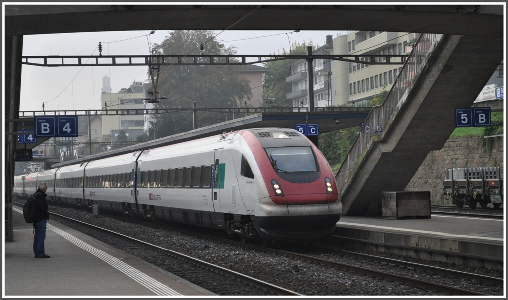 ICN 654  Eduard Spelterini  aus dem Tessin f�hrt ohne Halt durch Thalwil. (04.10.2011)