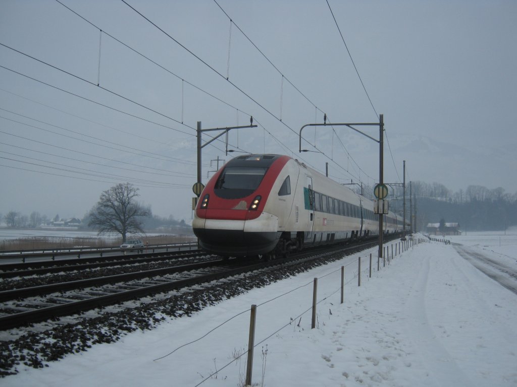 ICN 669 (500 138) bei Schwyz, 29.12.2010.
