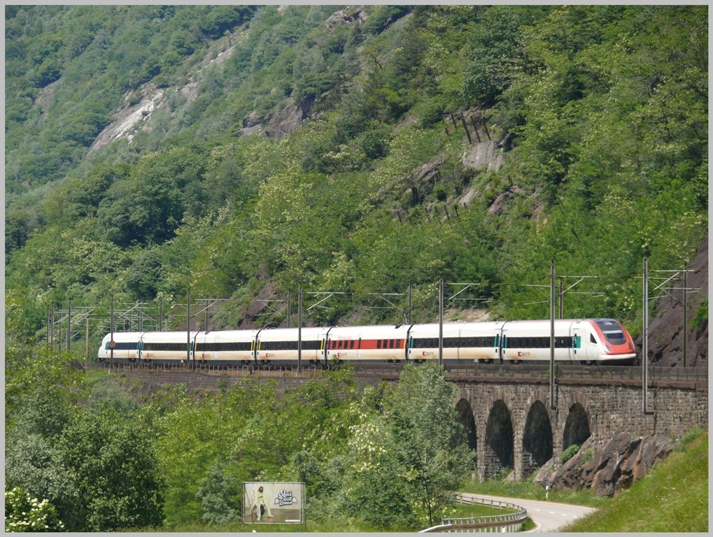 ICN als Vorlufer zu oft berlasteten oder verspteten ETR470 bei Lavorgo. Die Kampagne gegen Moterradunflle wo ein Easyrider-Engel zu massvollem Umgang mit der Geschwindigkeit wirbt, (Plakat links der Strasse:  Slow down, take it easy )gilt nicht fr den ICN, denn er fhrt hier schon eher in gemchlichem Tempo bergwrts. (03.06.2010)