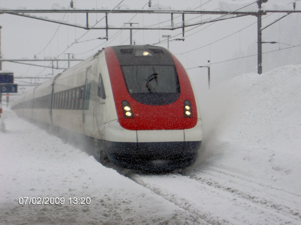 ICN bei Durchfahrt im tief verschneiten Bahnhof Airolo, 07.02.2010.