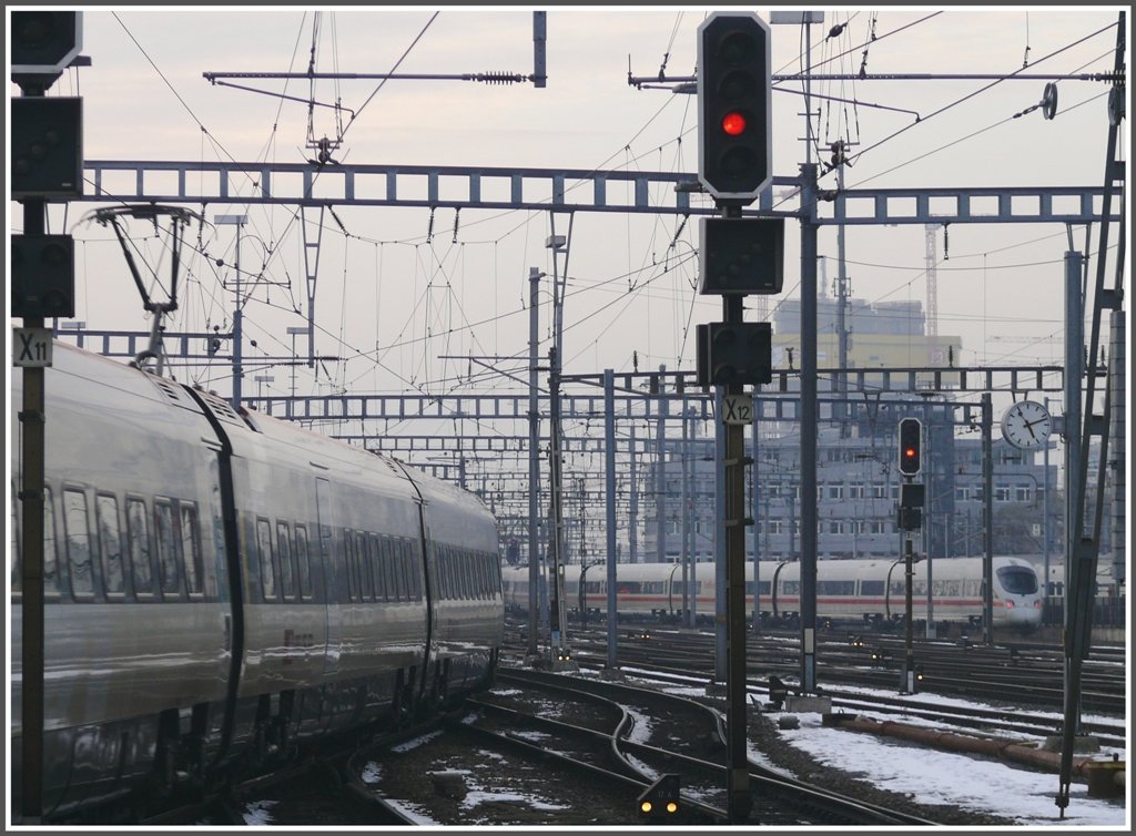 ICN und ICE verlassen den Z�rcher Hauptbahnhof. (16.02.2010)