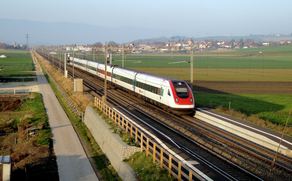 ICN RABDe 500 026-0  Alfred Escher  am 14.11.11 auf dem Weg nach Sden, hier bei Bavois.