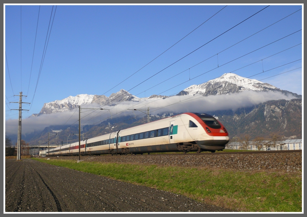 ICN573 nach Chur bei Landquart vor dem Falknis und Vilan. (17.11.2010)