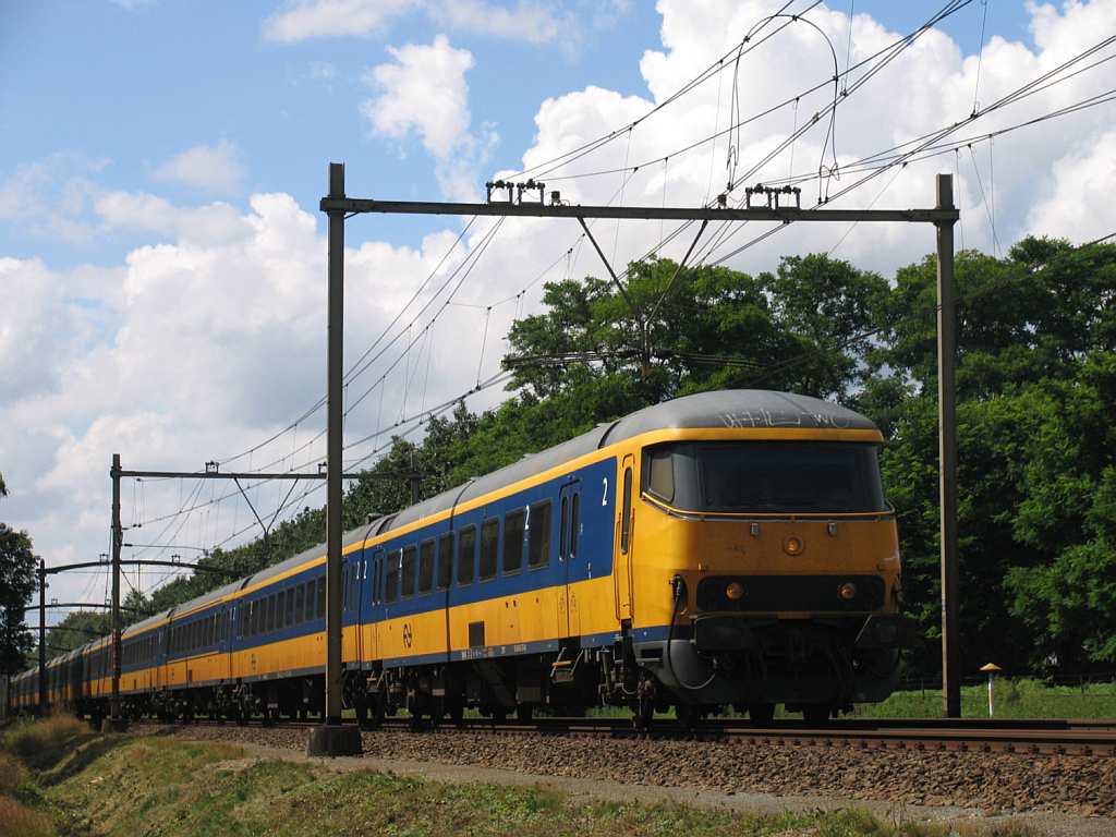 ICR-Steuerwagen und 1749 mit IC 1951 Den Haag CS-Venlo bei Vlierden am 19-7-2012.

