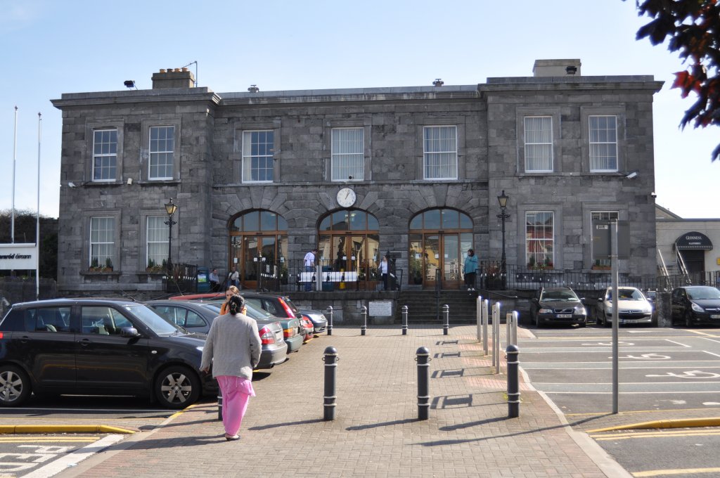IERLAND 11 sep 2009 LIMERICK STATION aan de voorzijde met een teras op het bordes