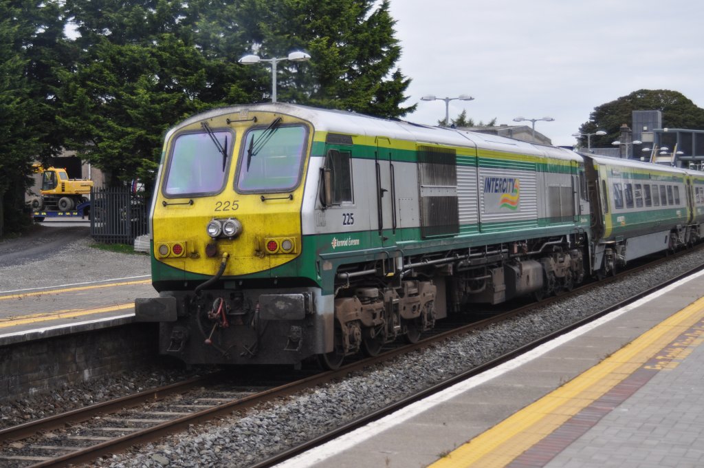 IERLAND 16 sep 2009 THURLES LOC No 225 groen als opduwloc