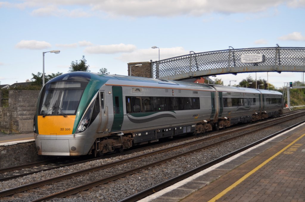 IERLAND 9 sep 16.14h 2009 KILDARE treinstel 22330/22230 klaar voor vertrek
groen licht 