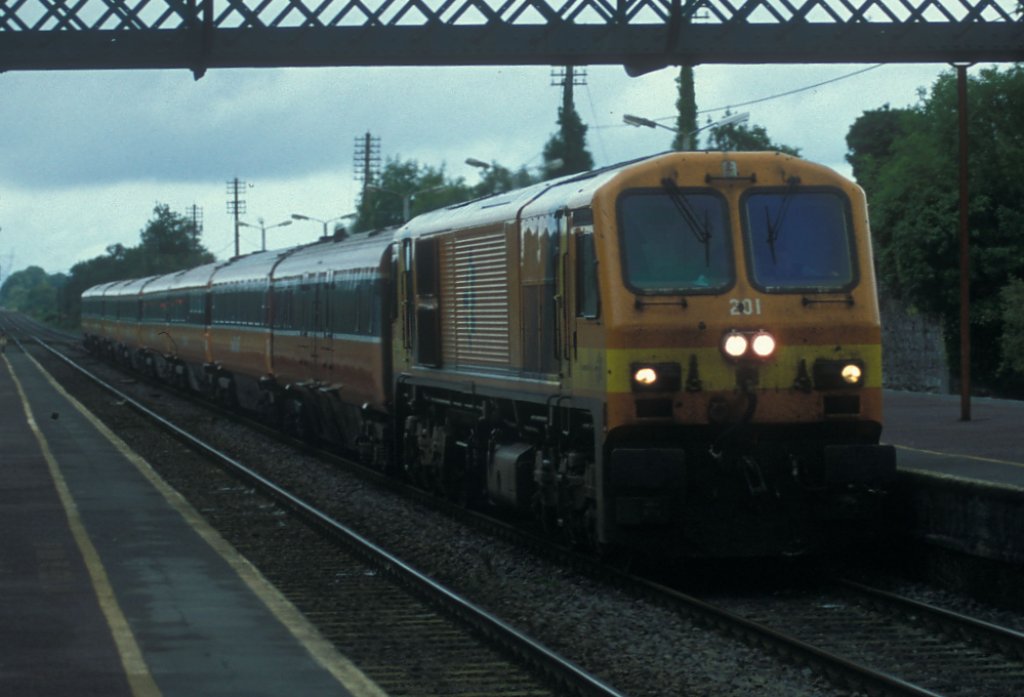 IERLAND sep 2001 BALLYBROPHY LOC 201 met personen trein nog in de oude oranje kleur