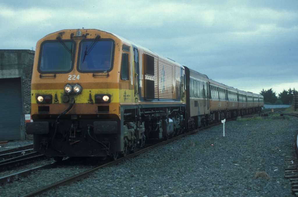 IERLAND sep 2001 THURLES LOC 224 oranje met personen trein met nog een oude generator wagon gelijk achter de loc