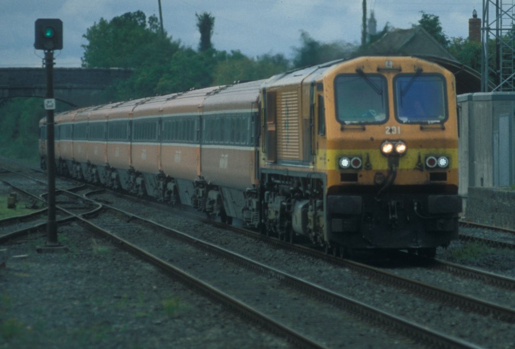 IERLAND sep 2003 BALLYBROPHY LOC 201 oranje met personen trein