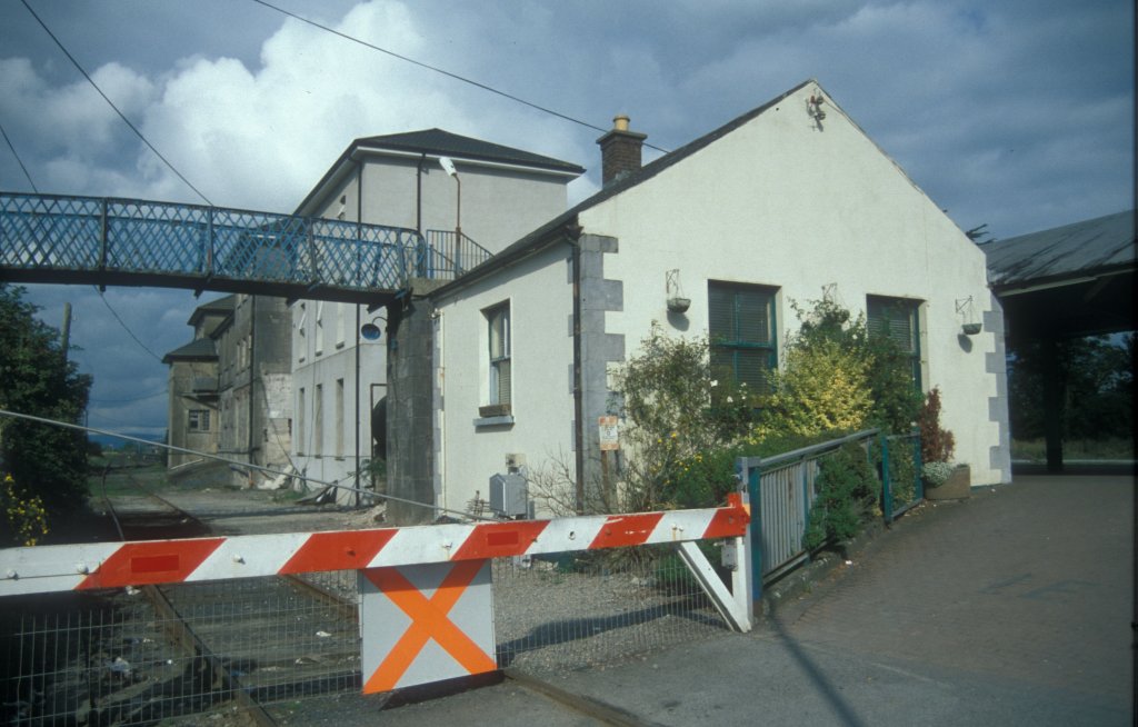 IERLAND sep 2003 LIMERICK JUNCTION stations gebouw de achter zijde
de rails zijn anno 2009 opgebroken