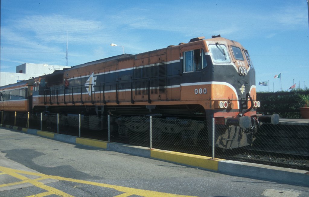 IERLAND SEP 2003 ROSSLARE LOC 080 nog in de oude kleur met een personen trein