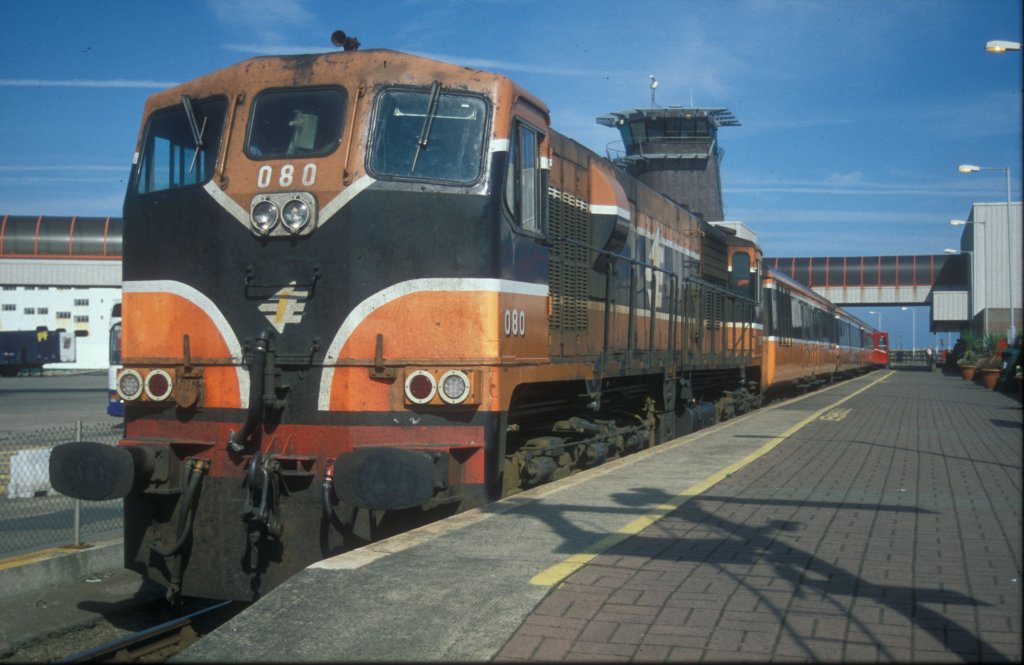IERLAND sep 2003 ROSSLARE LOC 080 met personen trein nog aan het oude perron [platform] is nu niet meer in gebruik