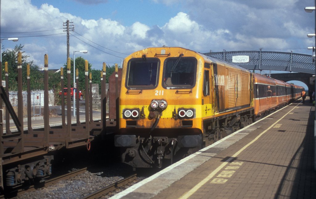 IERLAND sep 2005 KILDARE LOC 211 oranje met personen trein