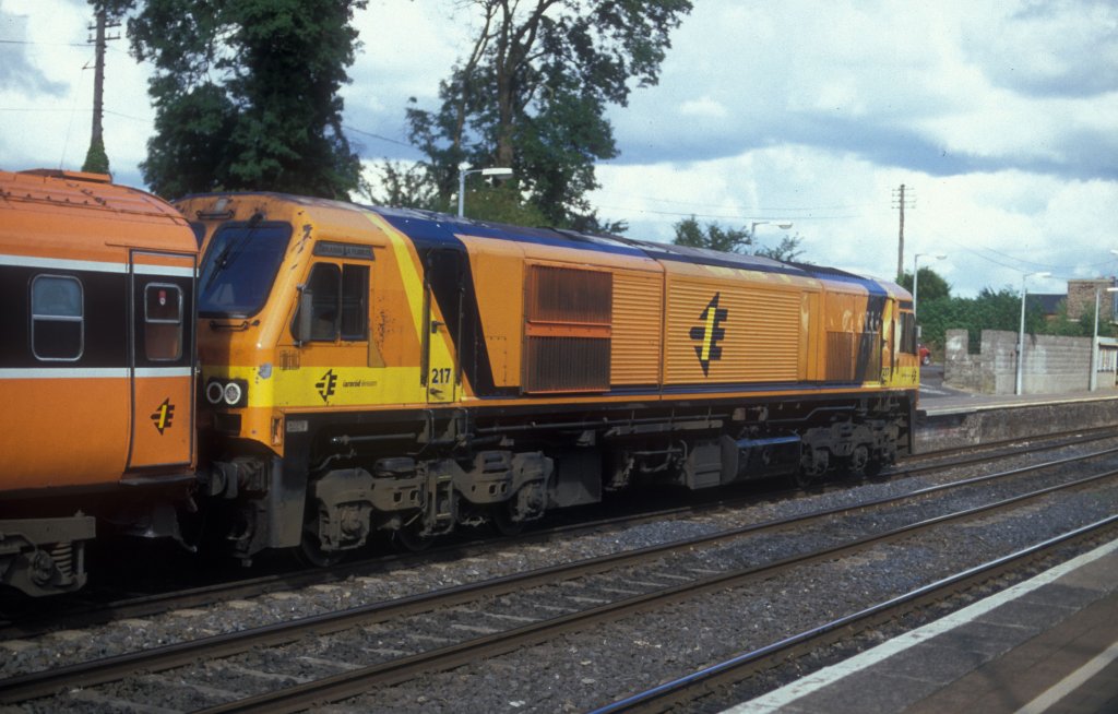 IERLAND sep 2005 KILDARE LOC 217 oranje bij aankomst op het station