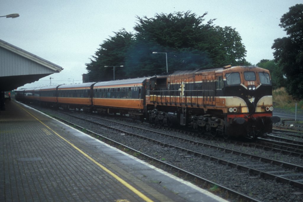 IERLAND sep 2006 LIMERICK JUNCTION LOC 082 met personen trein naar CORK