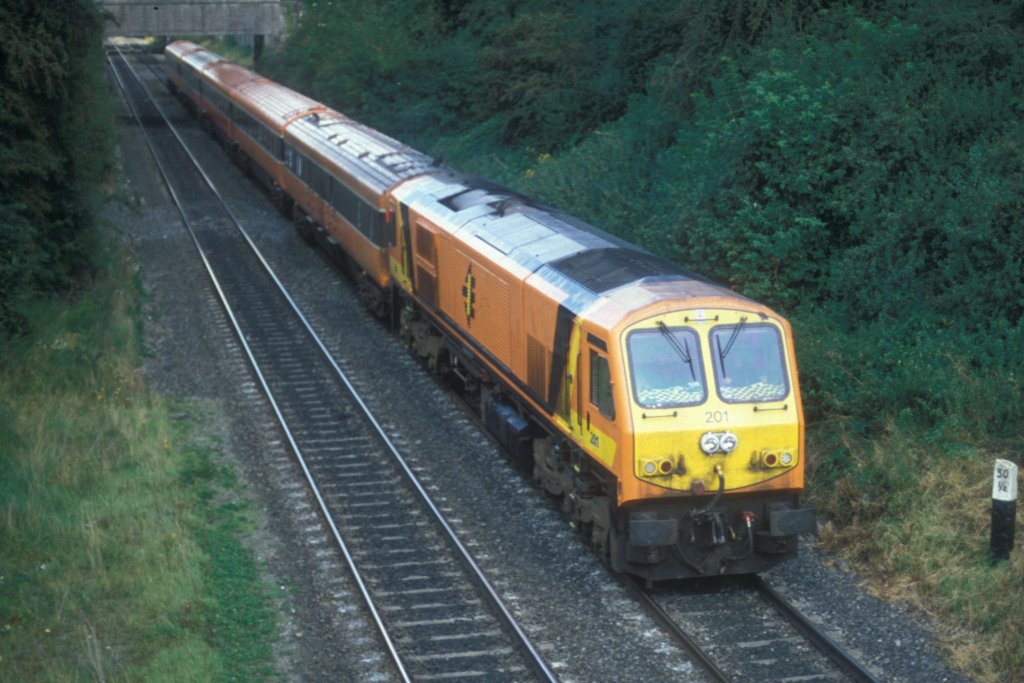 IERLAND sep 2007 KILDARE LOC 201 met geel front en personen trein