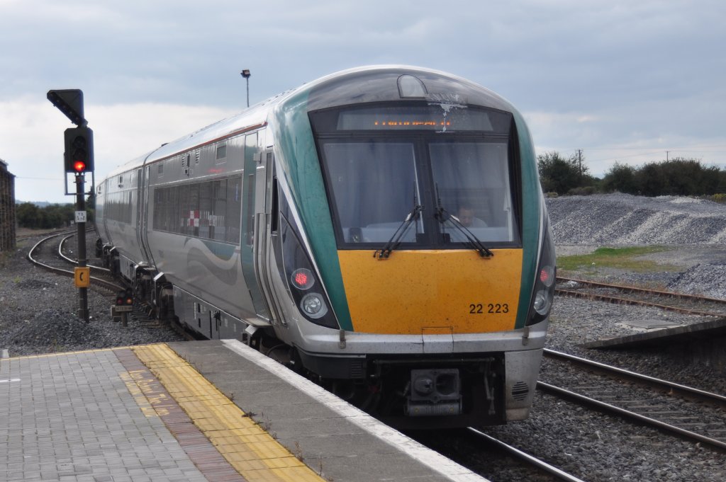 IERLAND sep 2009 13.07h THURLES treinstel 22223/22323 3 delig met tussen rijtuig 22123