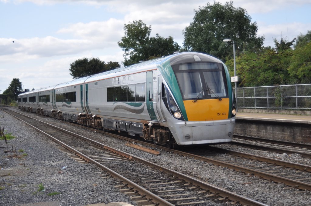 IERLAND sep 2009 KILDARE treinstel 22131/22331 6 delig over de middelste baan geen tussen stop op weg naar DUBLIN