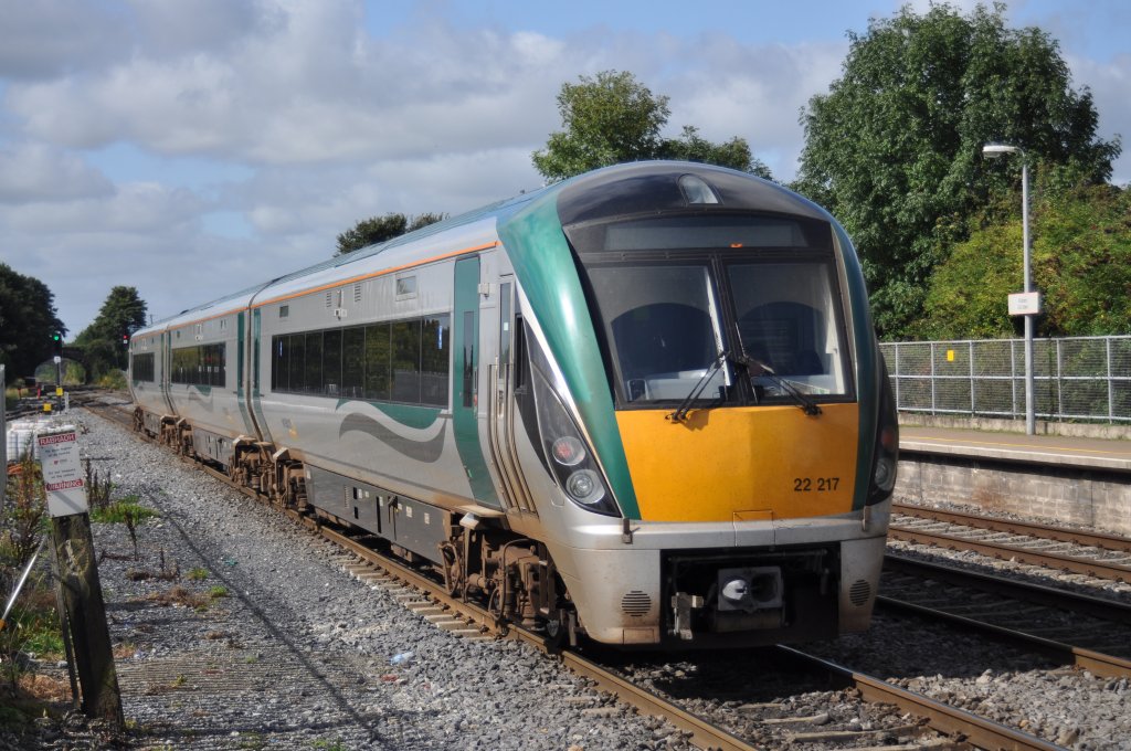 IERLAND sep 2009 KILDARE treinstel 22217/22317 3 delig met zichtbaren 
koppeling zonder afdekking