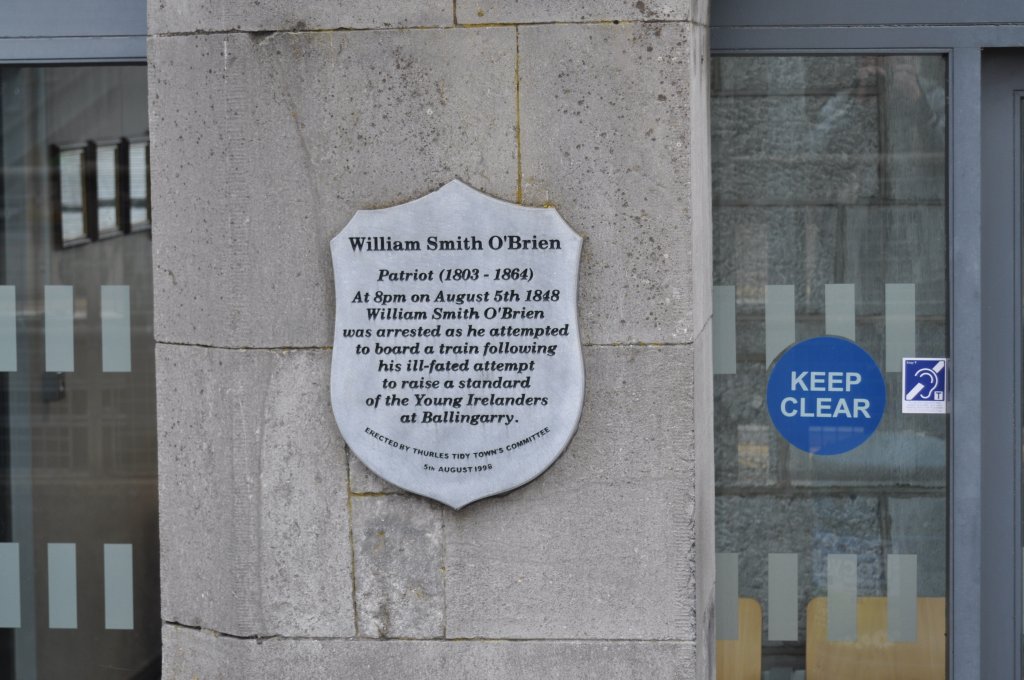 IERLAND sep 2009 THURLES gedenksteen op de gevel over een stukje geschiedenis van een zwartrijder 