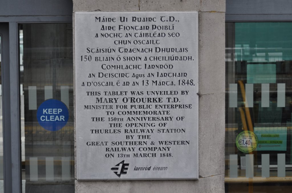 IERLAND sep 2009 THURLES STATION gedenksteen voor het 150 jarige bestaan van de spoorlijn geplaatst in 1998