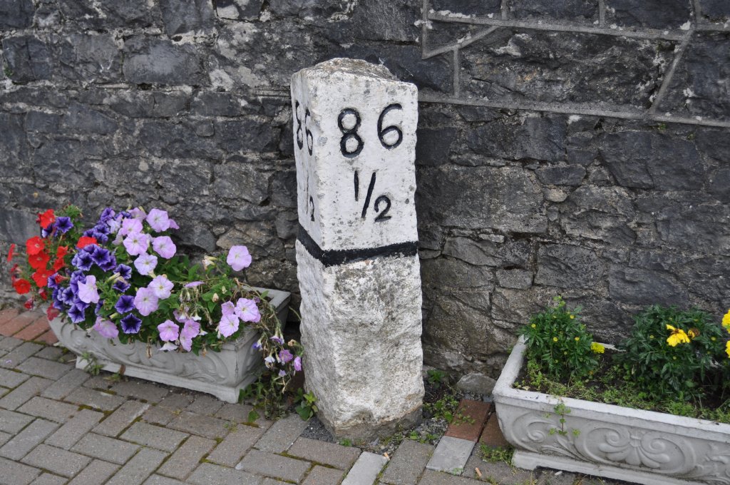 IERLAND sep 2009 THURLES STATION een MIJLSTEEN een landmijl is 1609 meter