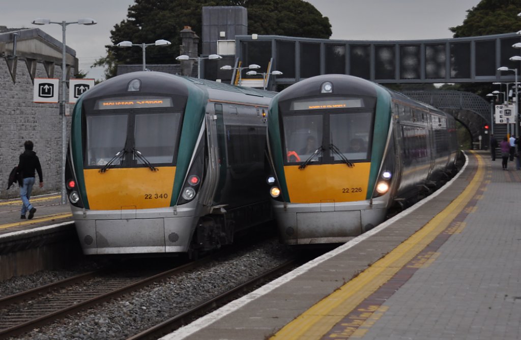 IERLAND sep 2009 THURLES treinstel 22340/22140 6 delig en treinstel 22226/22326 3delig