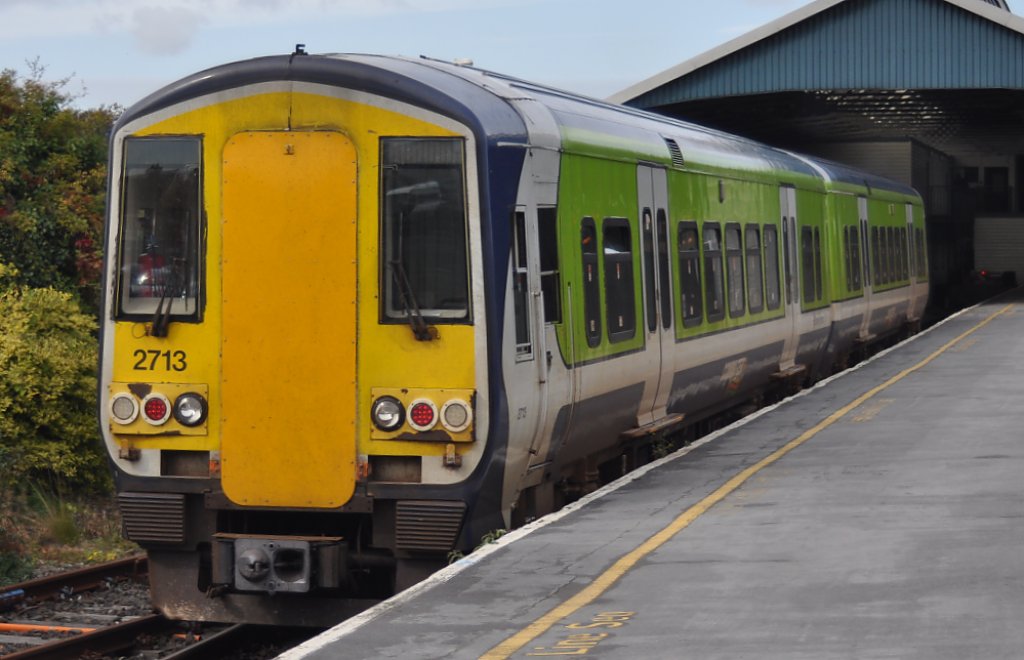 IERLAND sep 2011 LIMERICK treinstel 2713/2712 met dicht gemaakte frontdeur
