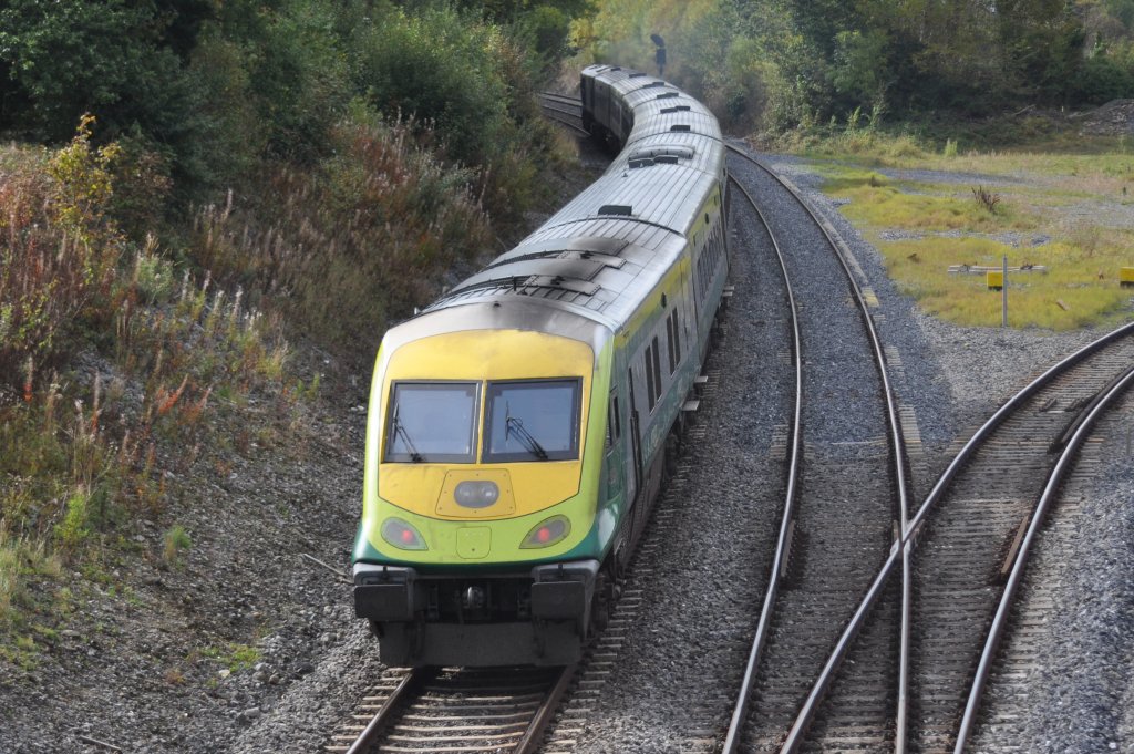 IERLAND sep 2011 PORTARLINGTON LOC 201 serie met completen personen trein
richting CORK met stuurpost aan de achter zijde