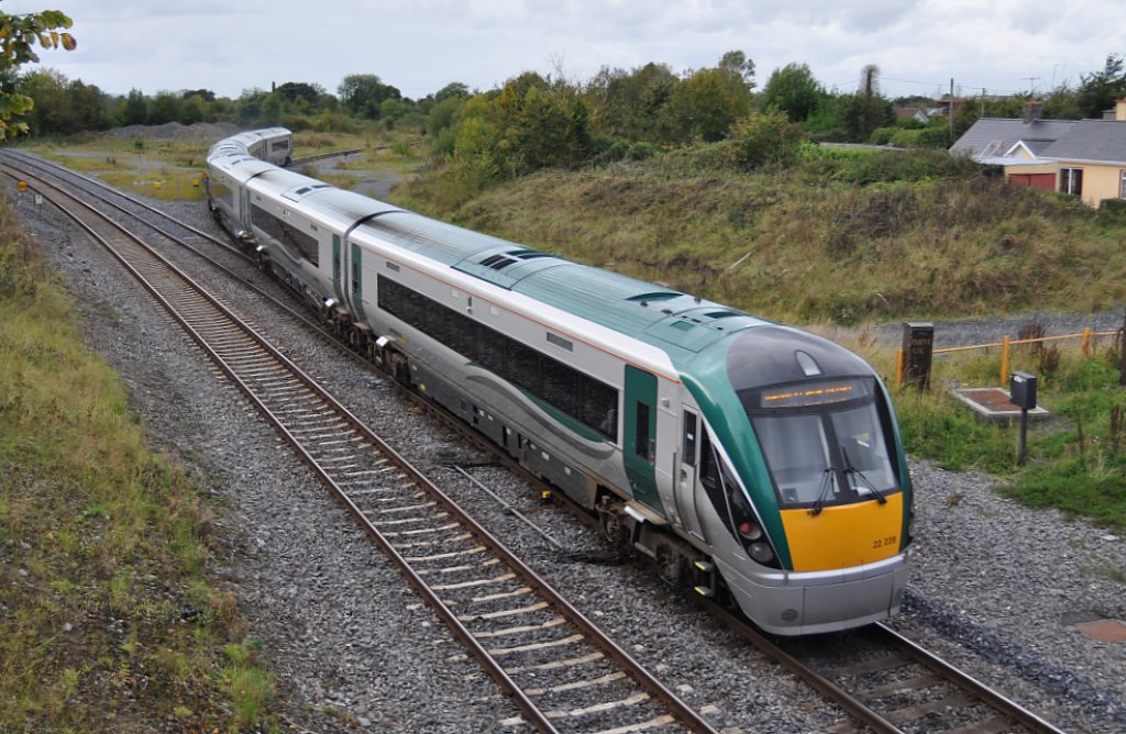 IERLAND sep 2011 PORTARLINGTON treinstel 22228 achter 22315 van uit DUBLIN naar GALWAY