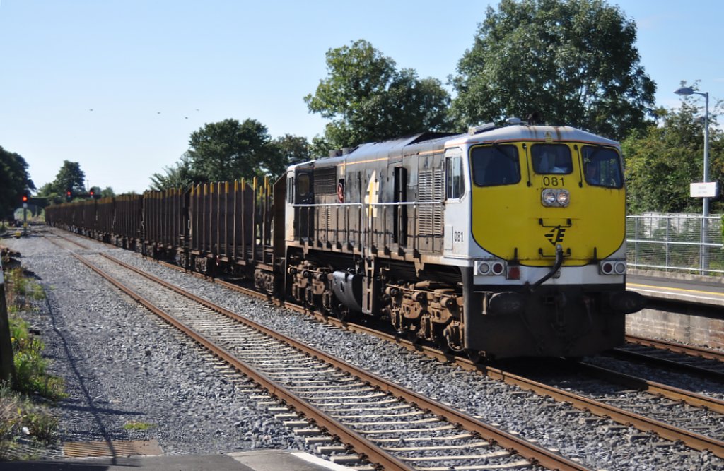 IERLAND sep 2012 KILDARE LOC 081 met rongen wagons word los gekoppeld en over genomen door LOC 083