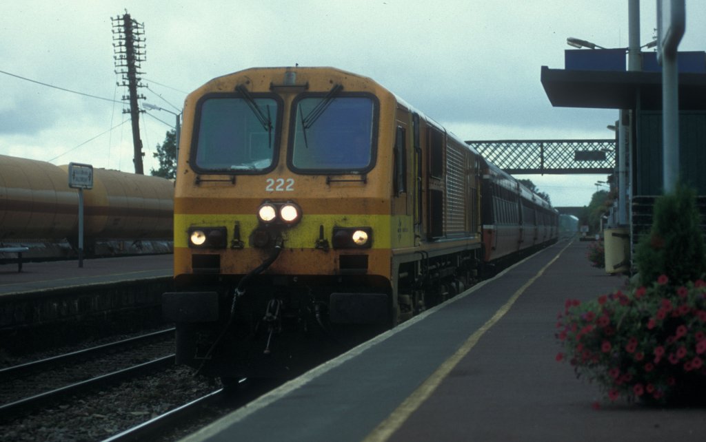 IERLAND sp 2001 BALLYBROPHY LOC 222 oranje op volle snelheid door het station