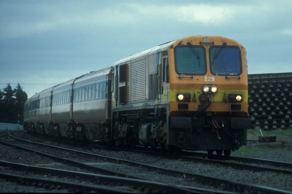 IERLANDsep 2001 THURLES LOC 229 oranje met personen trein