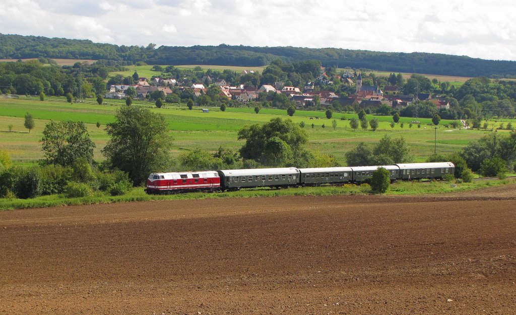 IG 58 3047 e.V. 118 770-7 mit dem DPE 13492 von Leipzig-Plagwitz nach Karsdorf, im Unstruttal bei Nimitz. Der Zug brachte Besucher zum grten Weinfest in Mitteldeutschland nach Freyburg; 10.09.2011