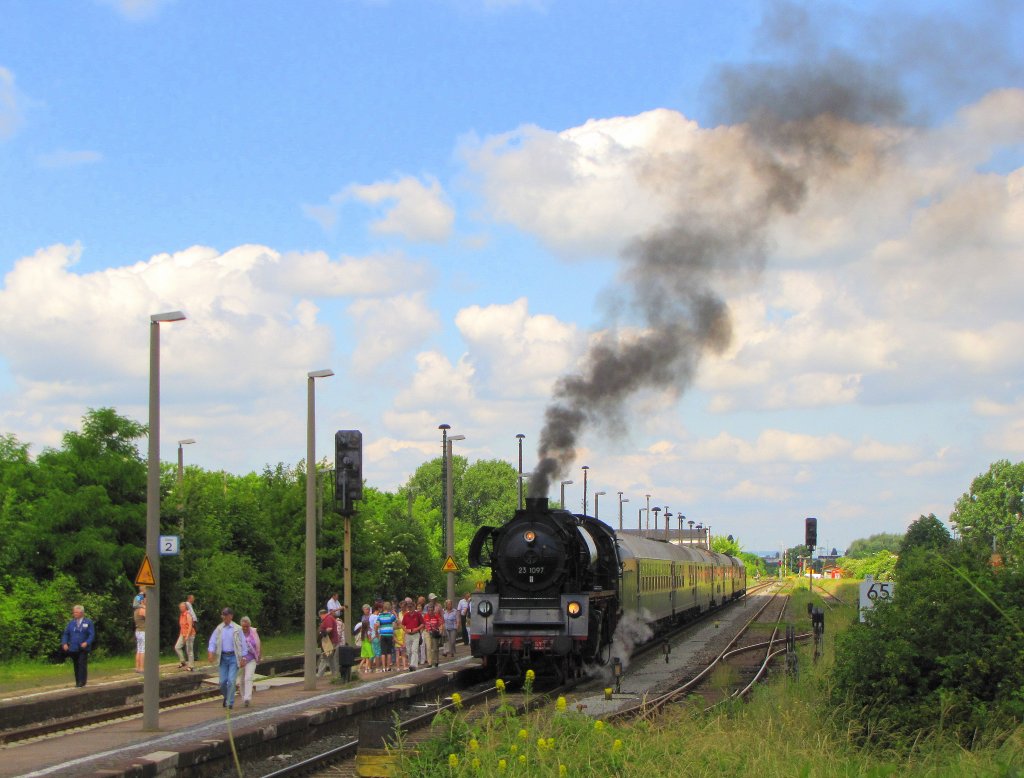 IG Traditionslok 58 3047 e.V. 23 1097 (35 1097-1) aus Glauchau mit dem DPE 25795  Rheingold Jubilums-Express  von Straufurt nach Erfurt Hbf, am 22.06.2013 beim Halt in Erfurt Nord. Morgens wurde in Leipzig gestartet und es ging ber Groheringen und Smmerda nach Straufurt. Von Erfurt ging es dann ber Weimar zurck nach Leipzig.