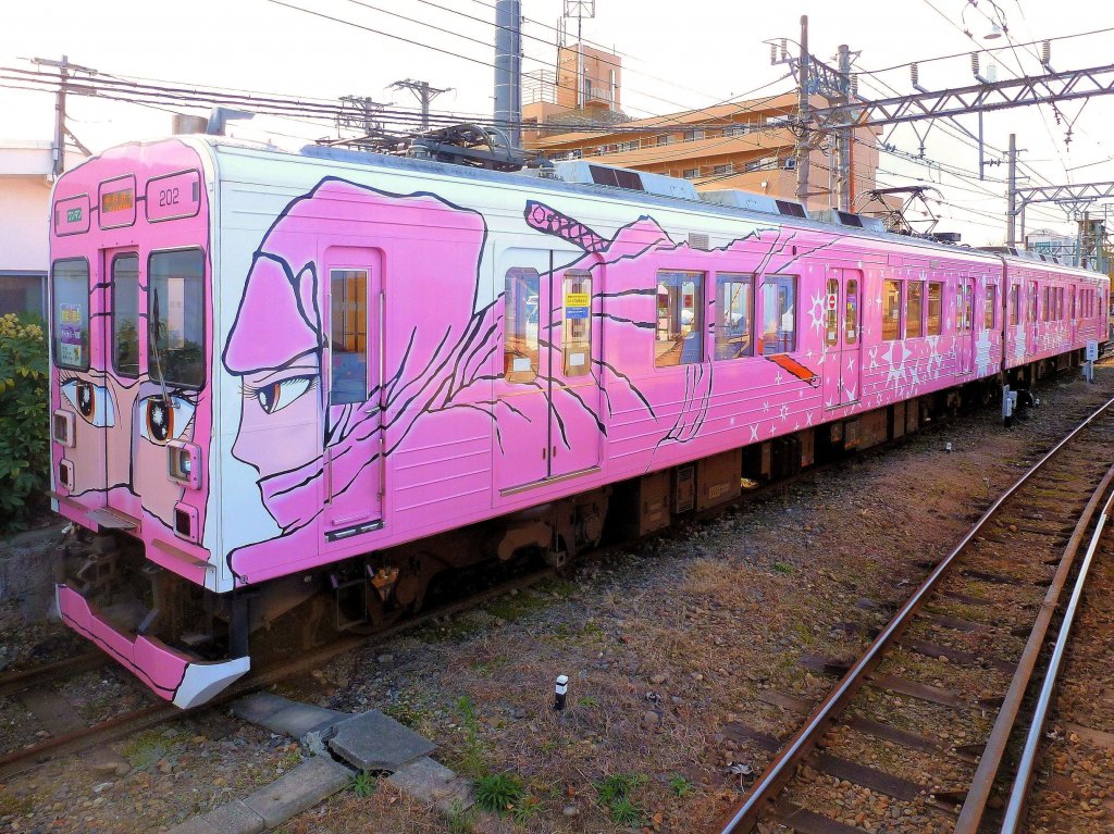 Iga-Bahn: Die 5 neuen Zge dieser Bahn wurden 2009-2012 geliefert; es handelt sich um 1988 gebaute S-Bahnzge Serie 1000 des Tky-Konzerns fr die Stadt Tokyo. Im Bild Zug 102+202 ( Ninja pink ) im Stdtchen Ueno im Iga Hochland, 9.Dezember 2012. 