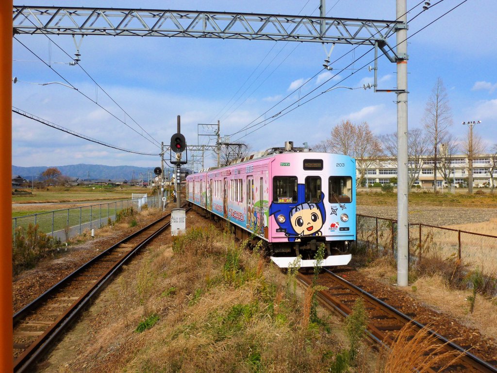 Iga-Bahn: Zug 103+203 trgt Vollreklame fr eine Immobilienfirma. Wie alle 5 heute in Betrieb stehenden Zge stammt er von der S-Bahn Tokyo, Tky-Konzern, Serie 1000. Maruyama im Iga-Hochland, 9.Dezember 2012. 