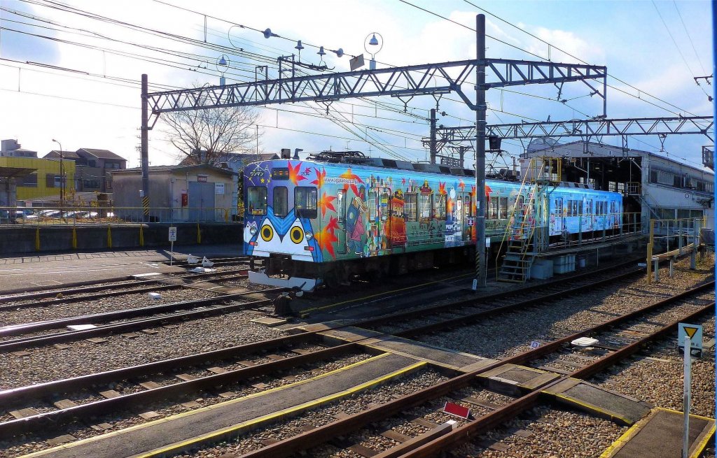 Iga-Bahn: Zug 104+204 ist das Maskottchen der Bahn, mit Eulenfiguren vorn und Motive der 4 Jahreszeiten an der Seite. Ueno, 9.Dezember 2012. 