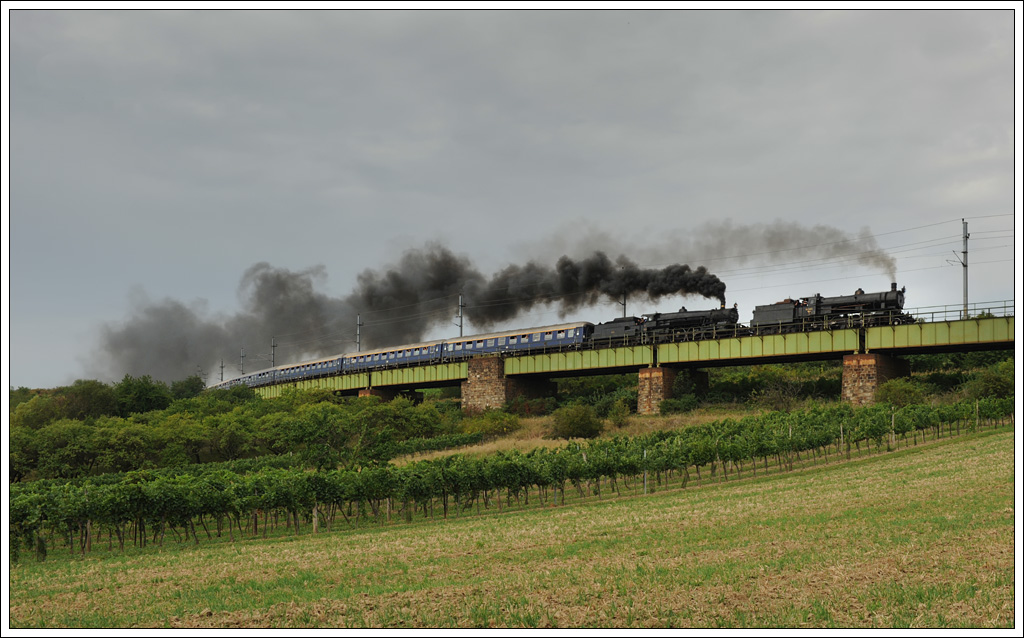 IGE-Eisenbahn Romantik sterreich Rundfahrt am 22.8.2012 von Wien ber Siegmundsherberg nach Aggsbach Markt und wieder retour nach Wien, in der ersten Etappe bis Siegmundsherberg mit 109.13 und 310.23 bespannt, aufgenommen auf der Hangbrcke in Limberg Maissau.